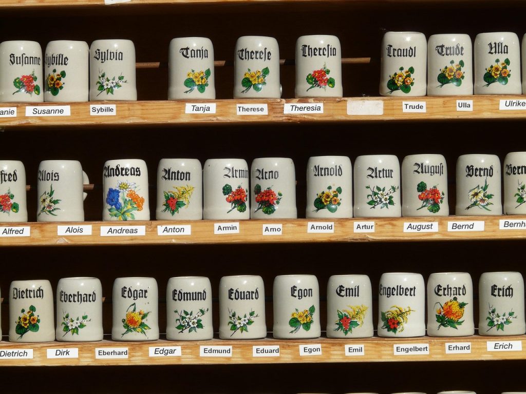 How do the stone beer mugs on the German beer festival -- Bergkirchweih look like.